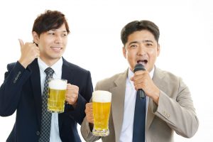 ビールを飲む男性二人